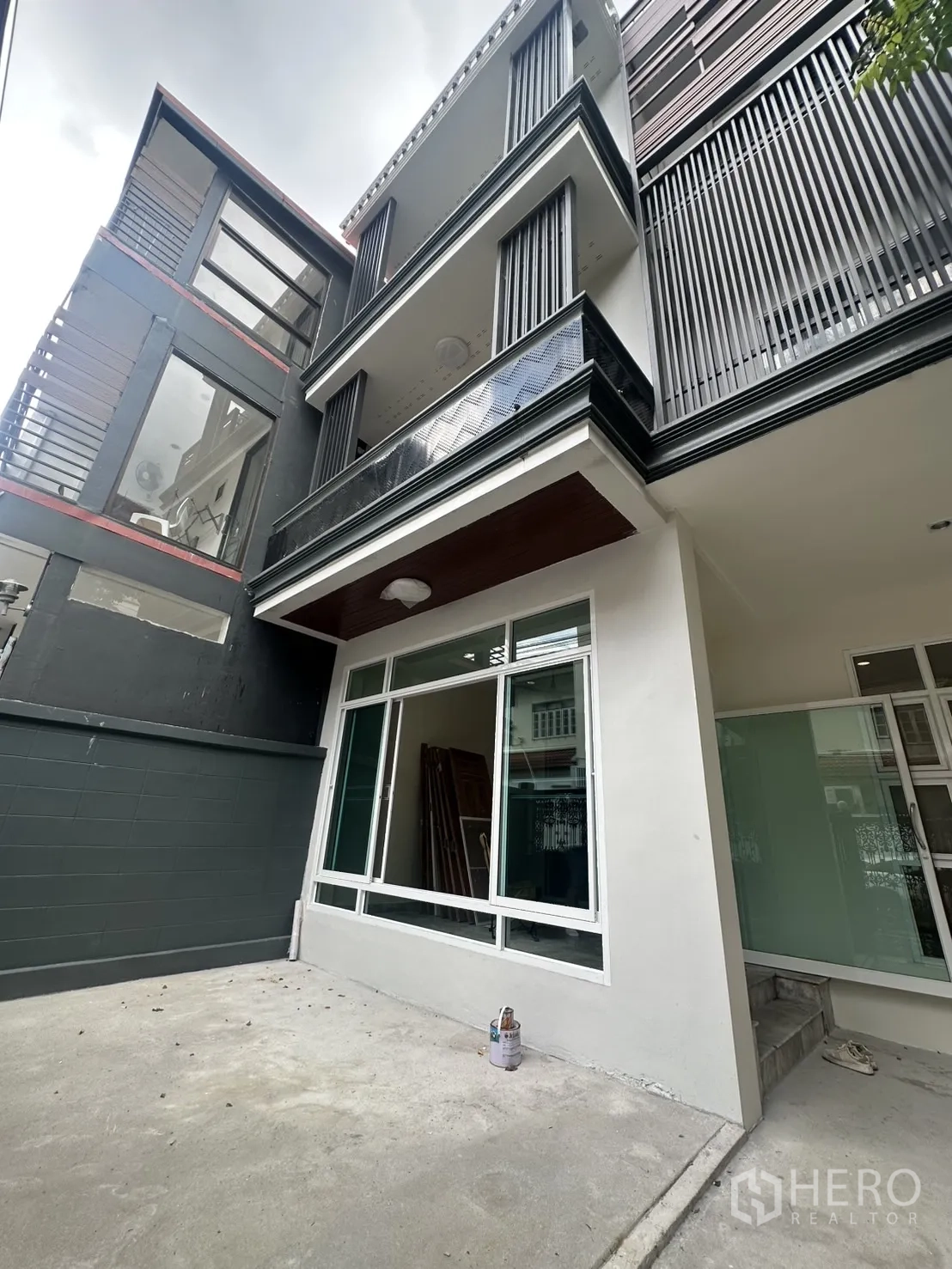 สำนักงานที่บ้าน ให้เช่าในKhlong Toei, Bangkok - ภายนอกทาวน์โฮมสมัยใหม่และลานหน้าบ้านพร้อมหน้าต่างบานใหญ่