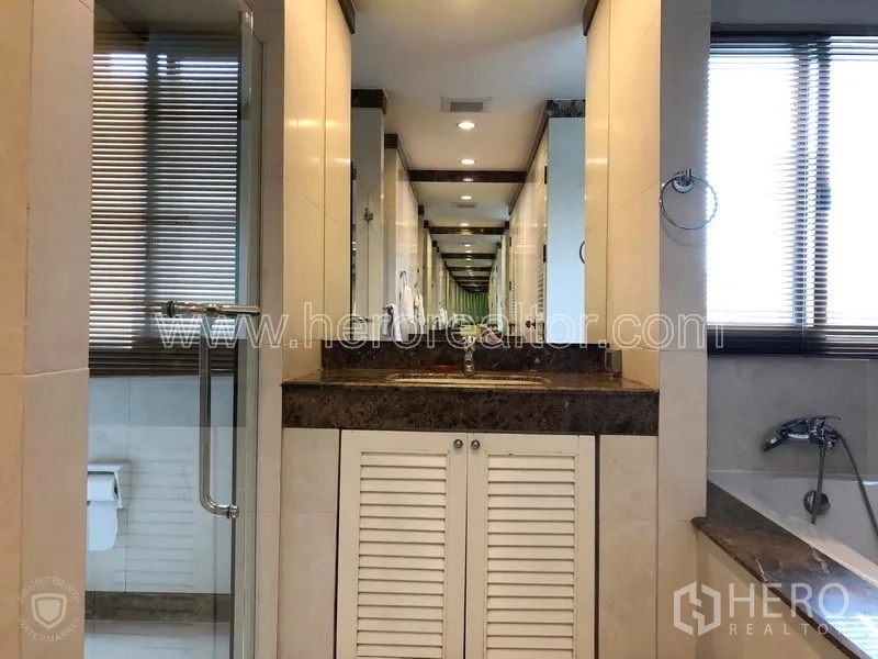 คอนโด ให้เช่าหรือขายในWatthana, Bangkok - ห้องน้ำมีเคาน์เตอร์หิน กระจกบานใหญ่ ฝักบัวกระจก และอ่างอาบน้ำ