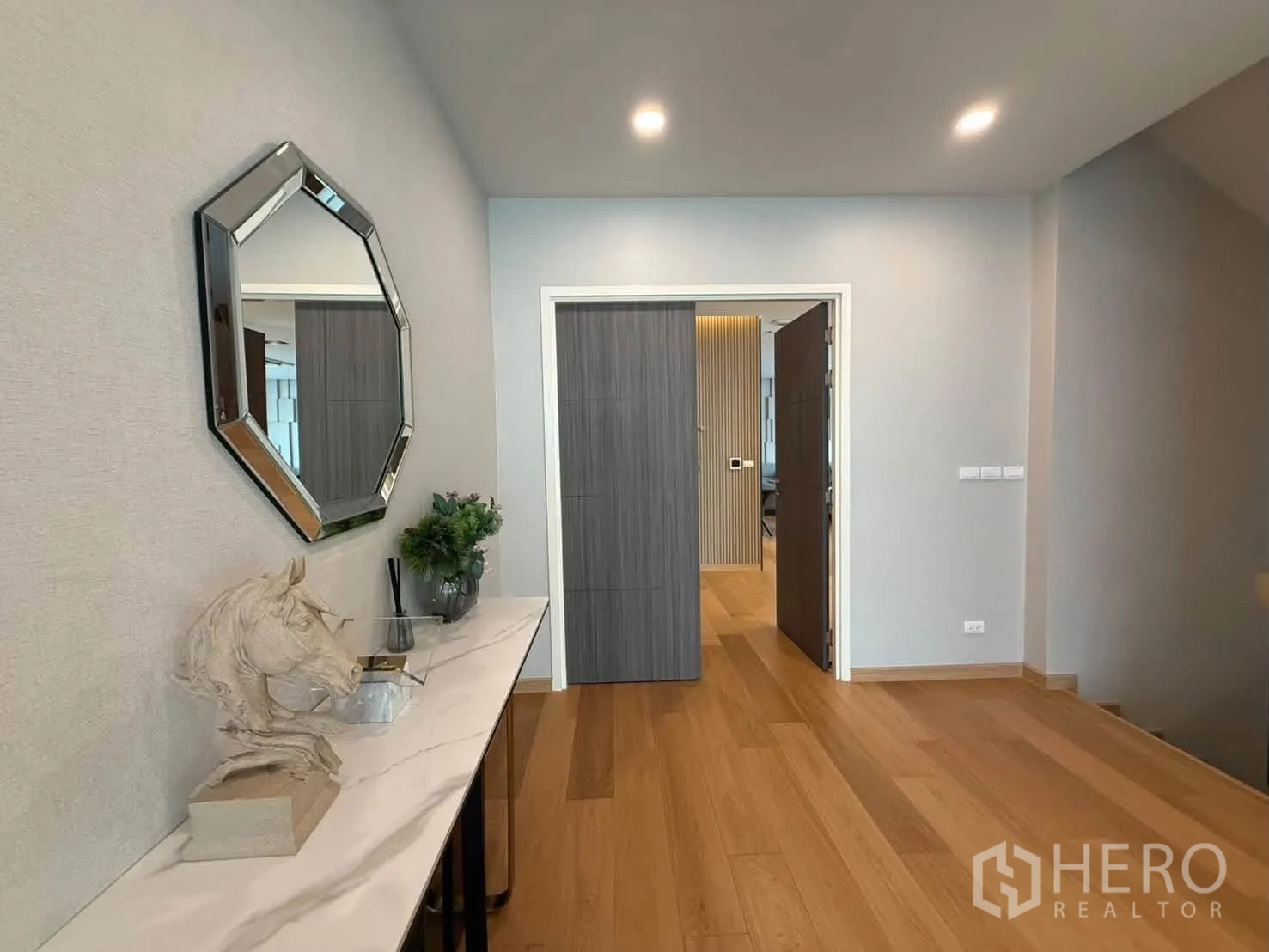 独栋房屋 for rent in Suan Luang, Bangkok - 走廊摆长几，八角镜与装饰摆件。