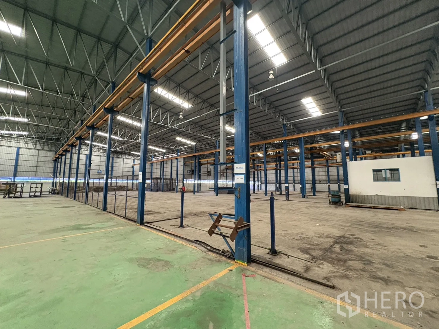 工厂 出租在Phra Pradaeng, Samut Prakan - 清爽仓储区，带围网分隔与高挑屋顶。