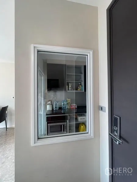 คอนโด ขายในKhlong Toei, Bangkok - หน้าต่างครัวติดทางเข้า มองเห็นเครื่องใช้และชั้นเก็บของ