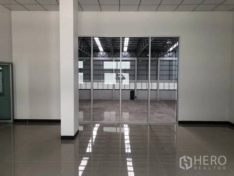 工厂 出租在Phra Nakhon Si Ayutthaya - 办公室通过落地玻璃观景生产或仓储区。