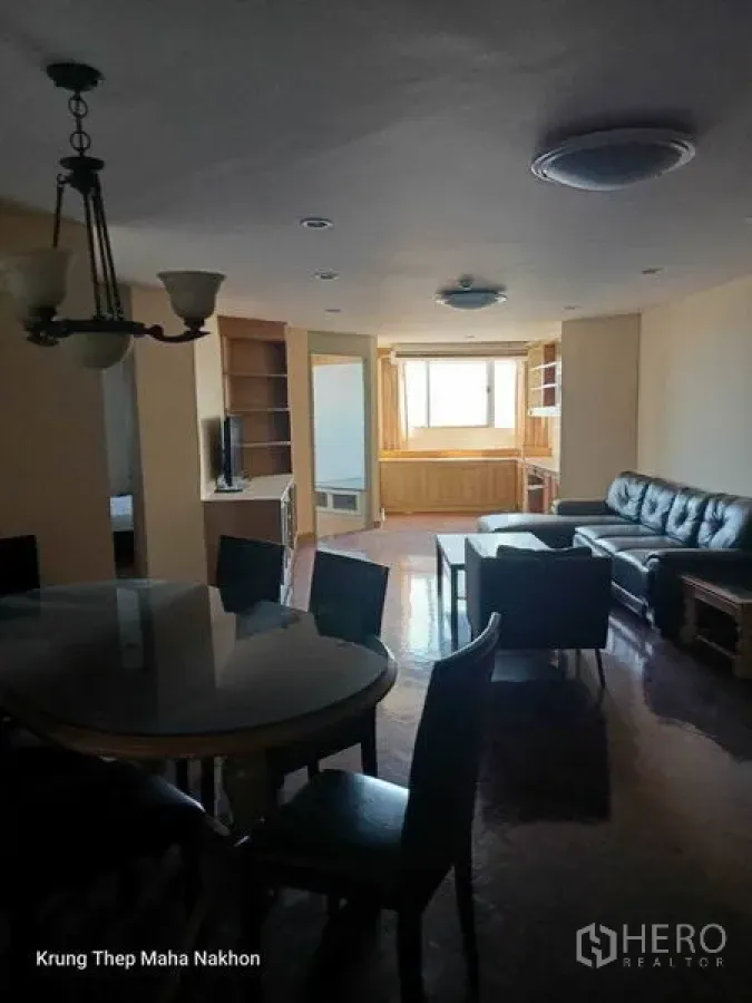 คอนโด ให้เช่าในWatthana, Bangkok - ห้องนั่งเล่นเชื่อมรับประทานอาหาร มีโซฟาหนัง โต๊ะอาหาร และชั้นวางทีวี