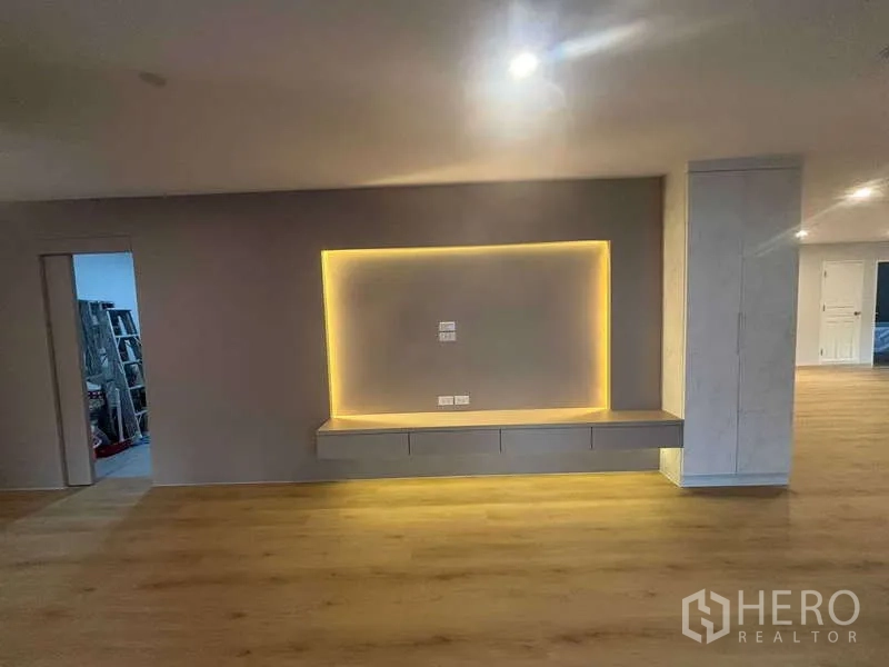 คอนโด ขาย - ผนังไฮไลต์มีช่องไฟ LED และคอนโซลลอยในโถงพักผ่อน