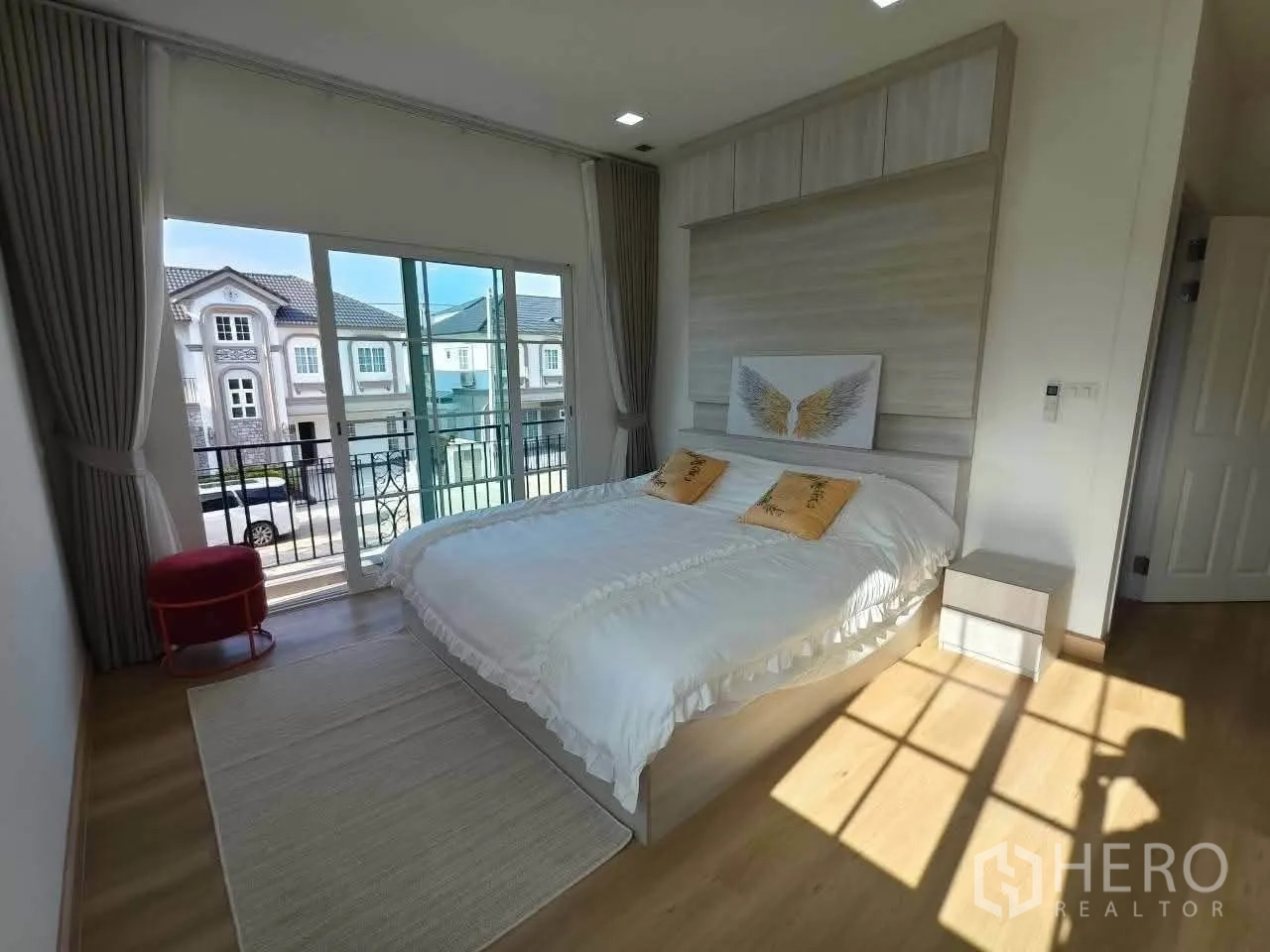Detached House for rent in Bang Phli, Samut Prakan - Master bedroom with large bed and sliding doors opening to a balcony.