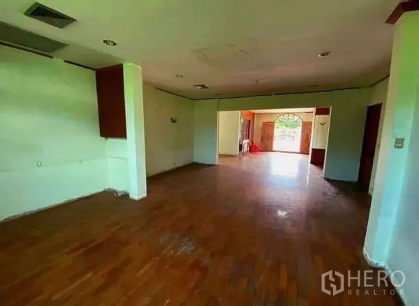 独立式住宅 出售在Prawet, Bangkok - 宽敞客厅，木地板与大窗户，室内采光好