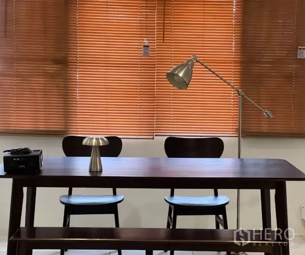 ทาวน์เฮาส์ ให้เช่า - โต๊ะกินข้าว/ทำงานไม้ พร้อมเก้าอี้และโคมไฟ หน้าต่างบานเกร็ดไม้