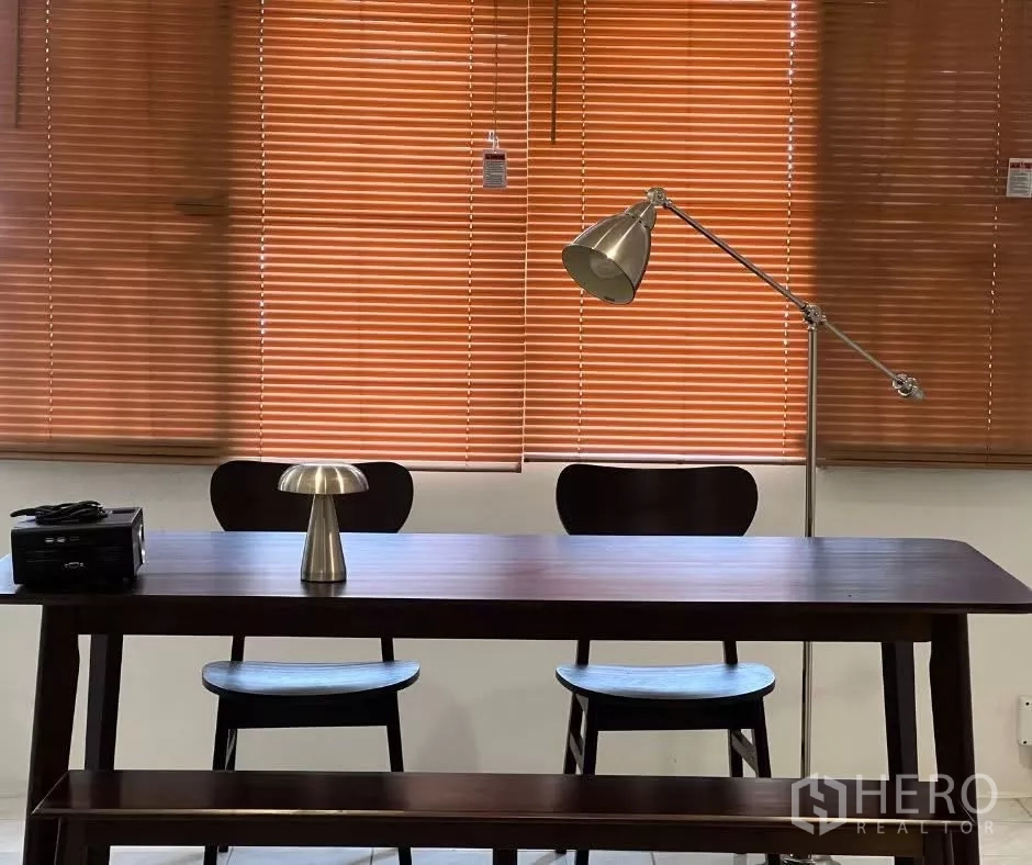 ทาวน์เฮาส์ ให้เช่า - โต๊ะกินข้าว/ทำงานไม้ พร้อมเก้าอี้และโคมไฟ หน้าต่างบานเกร็ดไม้