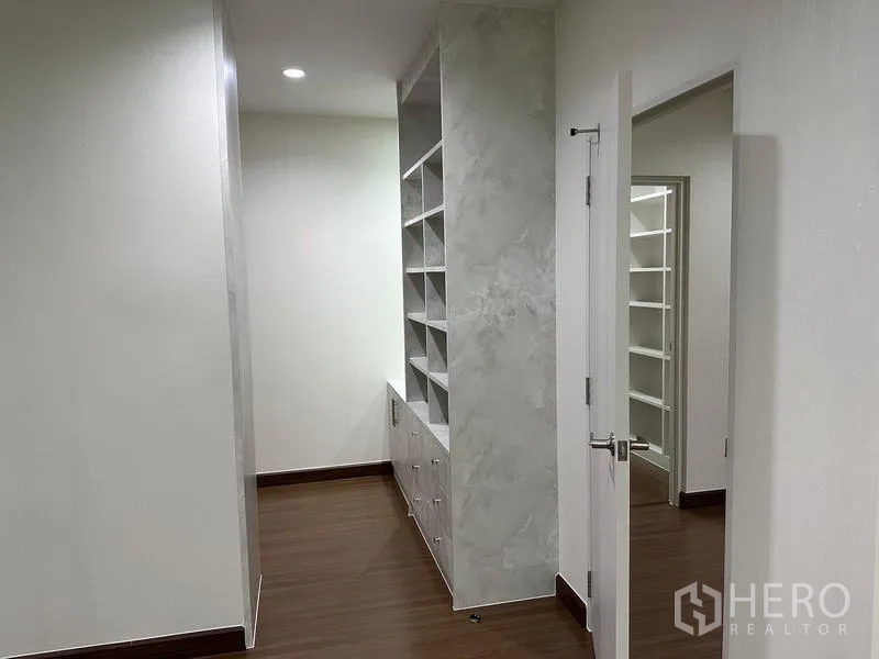 บ้าน ขายในSaphan Sung, Bangkok - โถงทางเดินพร้อมตู้เก็บของแบบชั้นและลิ้นชักเต็มผนัง