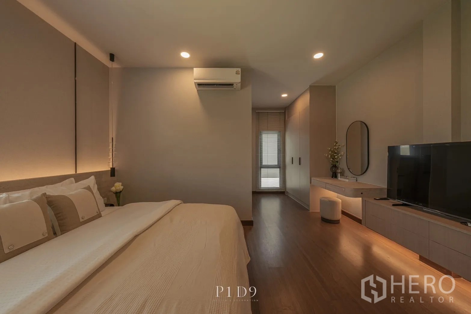 Detached House for rent in Bang Phli, Samut Prakan - Large bedroom with built-in wardrobes, vanity and soft indirect lighting.