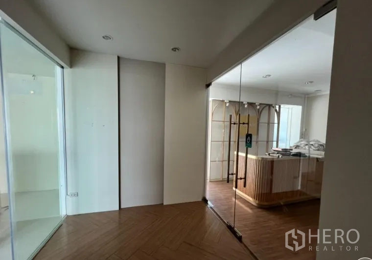 พื้นที่ขายปลีก ให้เช่า - ล็อบบี้ขนาดเล็กพื้นไม้ลายก้างปลา ประตูกระจกเข้าสู่ร้าน