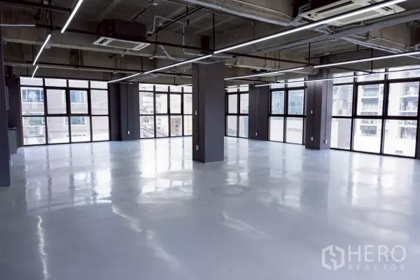 สำนักงาน ให้เช่า - มุมออฟฟิศพร้อมวิวสกายไลน์ พื้นเงางาม