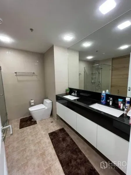 คอนโด ขายในPathum Wan, Bangkok - ห้องน้ำกว้างอ่างล้างหน้าคู่ กระจกบานใหญ่ ห้องอาบน้ำกระจก และสุขภัณฑ์สมัยใหม่