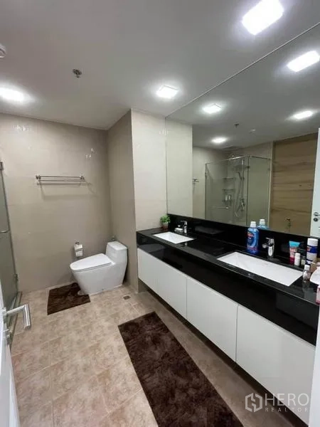 คอนโด ขายในPathum Wan, Bangkok - ห้องน้ำกว้างอ่างล้างหน้าคู่ กระจกบานใหญ่ ห้องอาบน้ำกระจก และสุขภัณฑ์สมัยใหม่