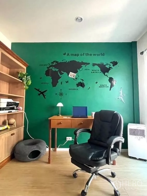 บ้าน ให้เช่าในSaphan Sung, Bangkok - ห้องทำงานโทนเขียวลายแผนที่โลก พร้อมโต๊ะทำงานและชั้นวาง.