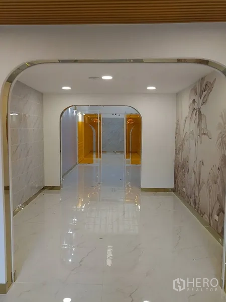 อาคารพาณิชย์ ให้เช่าในWatthana, Bangkok - โถงซุ้มโค้งเชื่อมไปยังพื้นที่กั้นกระจก โทนขาวแต่งคิ้วทอง