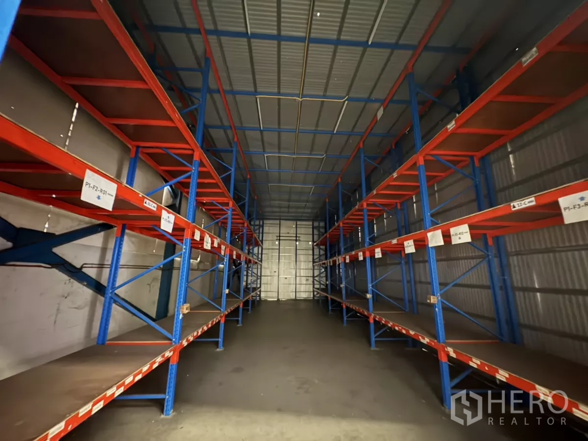 คลังสินค้า ให้เช่าในMueang Samut Prakan, Samut Prakan - ทางเดินระหว่างชั้นวางพาเลทแบบรับน้ำหนักสูง พร้อมใช้งาน