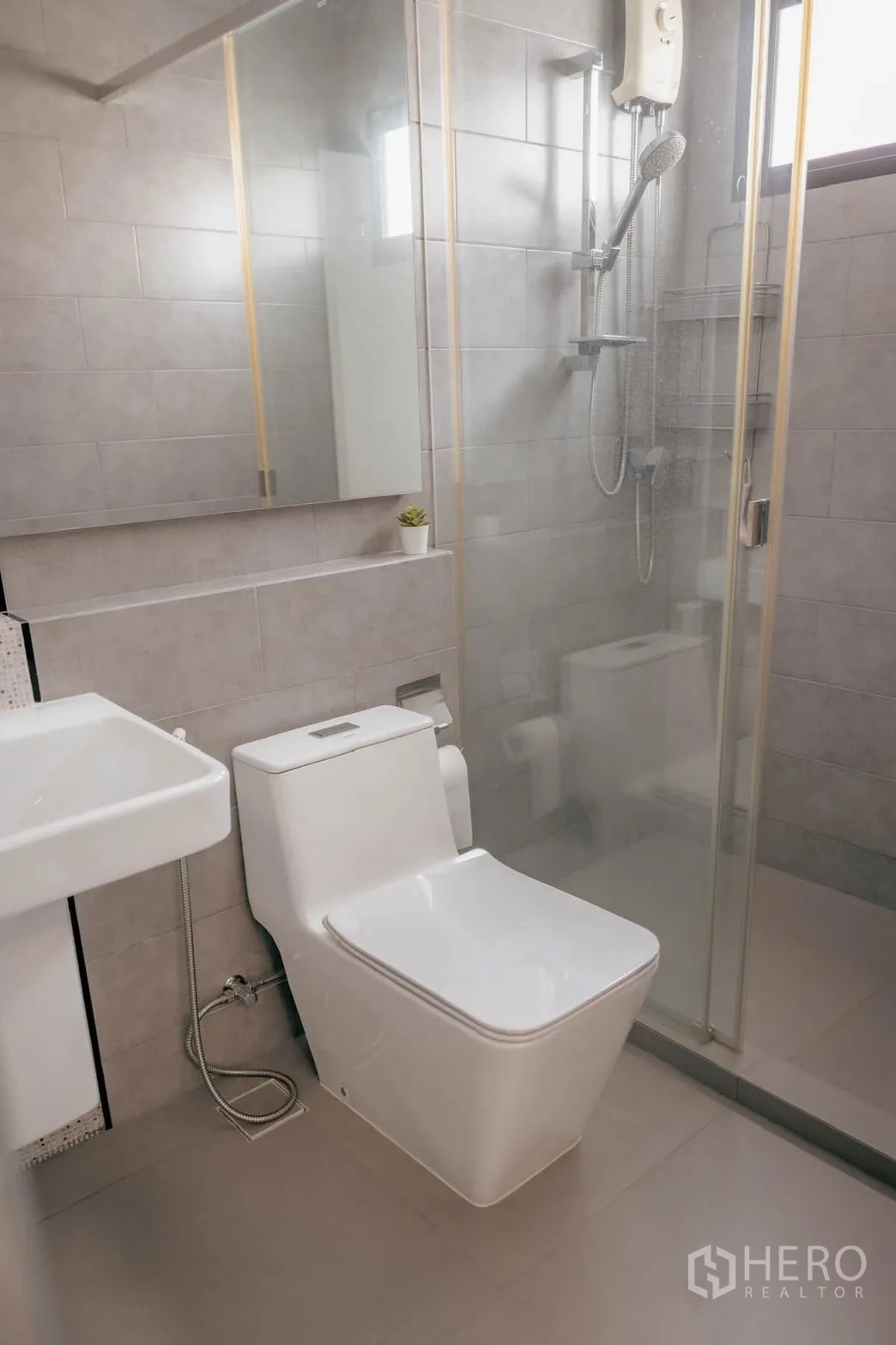 独立式住宅 出租或出售在Bang Phli, Samut Prakan - 明亮卫生间，干湿分区玻璃淋浴与白色洁具。