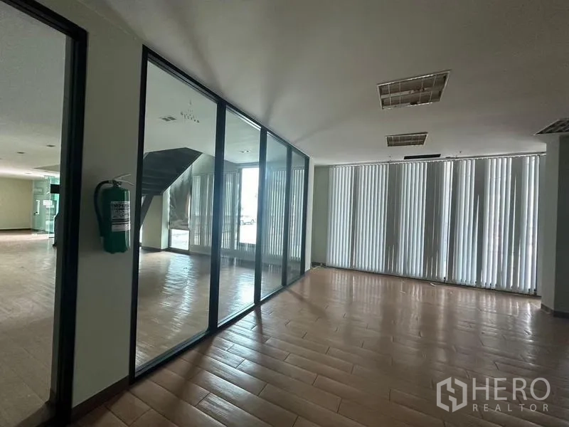 货栈 出租在Prawet, Bangkok - 一层大堂，玻璃隔断会议室与楼梯