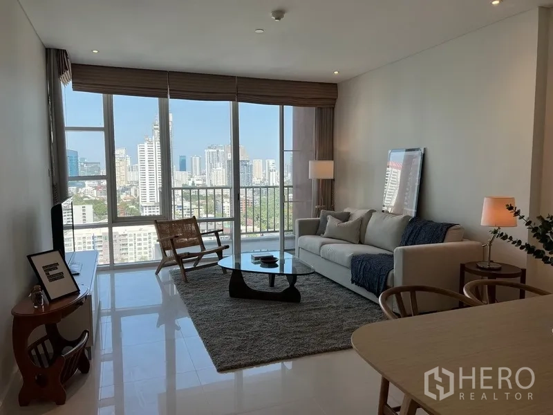 คอนโด ให้เช่าในWatthana, Bangkok - ห้องนั่งเล่นสว่าง โปร่งด้วยผนังกระจกสูงจรดเพดาน มีระเบียงและวิวสกายไลน์