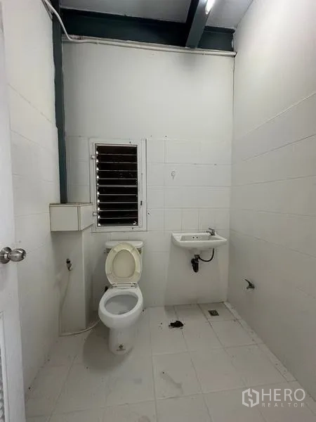 工厂 出租在Bang Bua Thong, Nonthaburi - 厂内卫生间，配坐便器、洗手盆与瓷砖墙面。