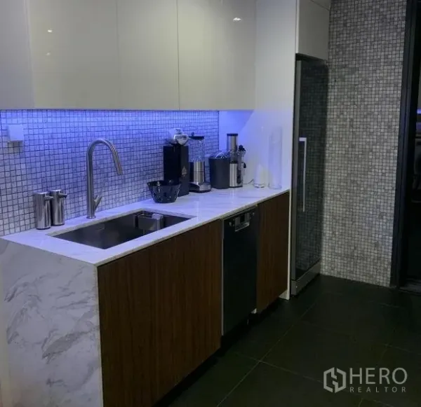 公寓 出售在Sathon, Bangkok - 厨房水槽与内嵌冰箱区域，马赛克墙面和台面电器。