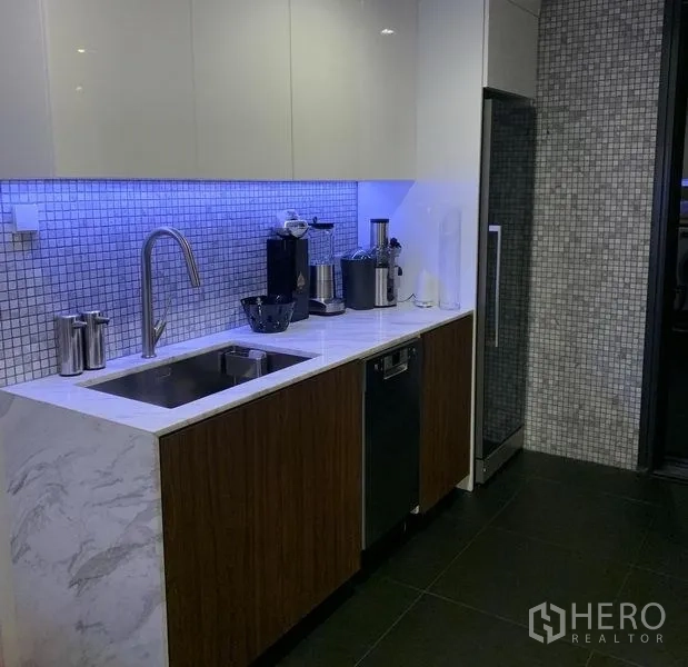 公寓 出售在Sathon, Bangkok - 厨房水槽与内嵌冰箱区域，马赛克墙面和台面电器。