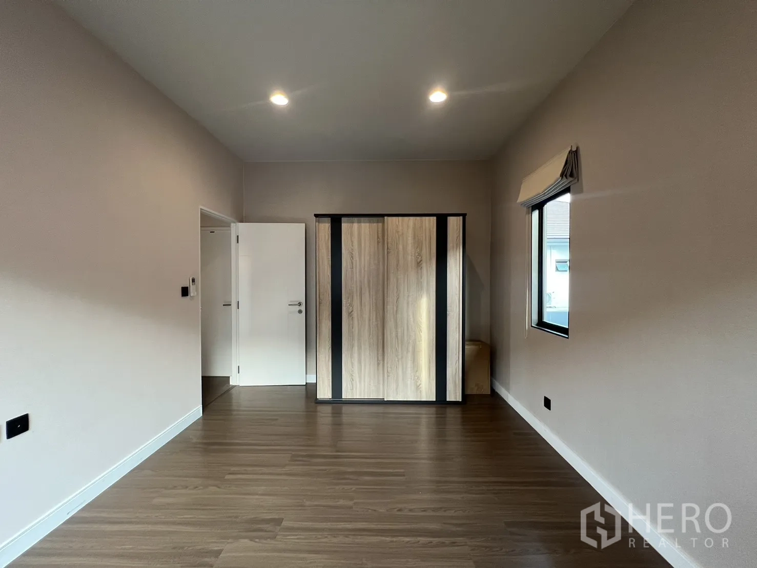 บ้าน ให้เช่าในBang Kapi, Bangkok - ห้องนอนที่สาม มุมมองตู้และหน้าต่างสองบาน