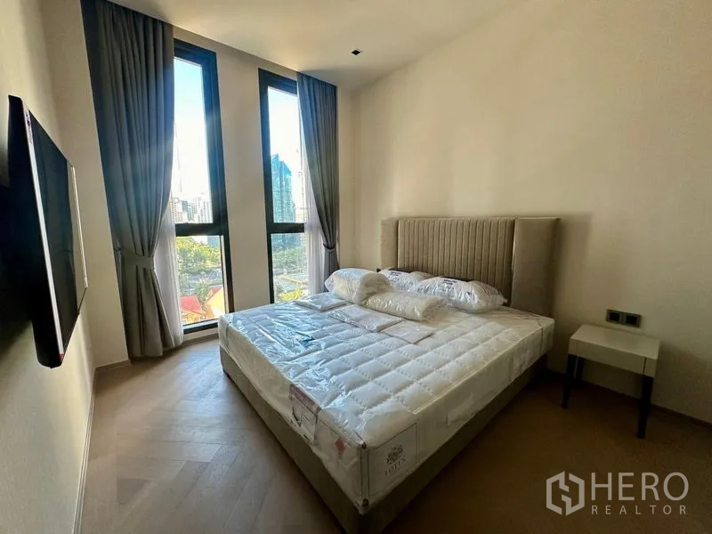 公寓 出租 - 转角卧室，成对高窗，可见沙吞天际线