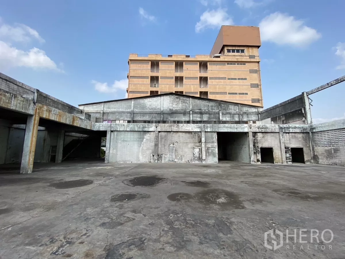 โรงงาน ขายในBang Phli, Samut Prakan - ลานคอนกรีตขนาดใหญ่หันหน้าเข้าช่องโหลดและทางเข้าคลังสินค้า