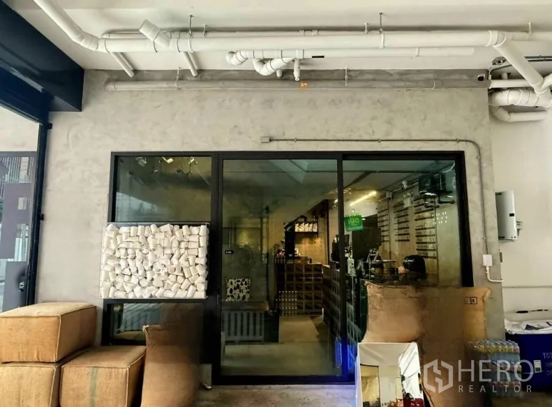 พื้นที่ขายปลีก ให้เช่าในKhlong Toei, Bangkok - หน้าร้านกระจกพร้อมประตูกระจกบานเลื่อน ผนังคอนกรีตและท่อระบบบนเพดาน