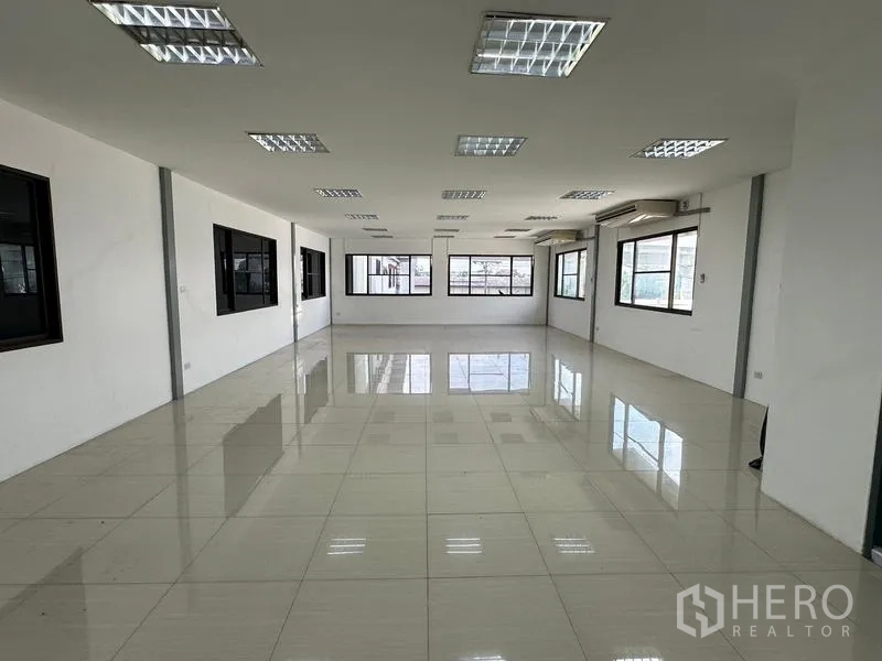 คลังสินค้า ให้เช่าในSuan Luang, Bangkok - พื้นที่สำนักงานกว้างมีหน้าต่างหลายด้านและโคมไฟเพดาน