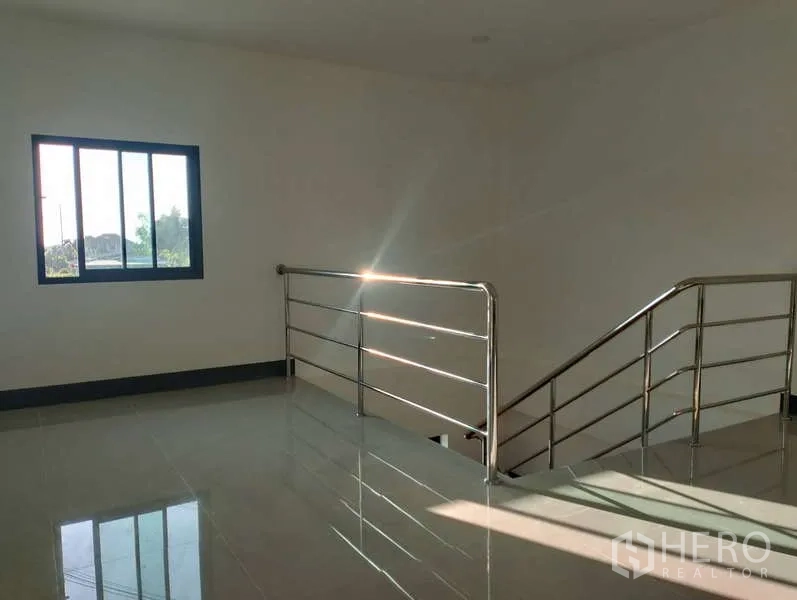 工厂 出租或出售在Sai Noi, Nonthaburi - 明亮的二层平台，带窗户与不锈钢栏杆，地面为亮面瓷砖。