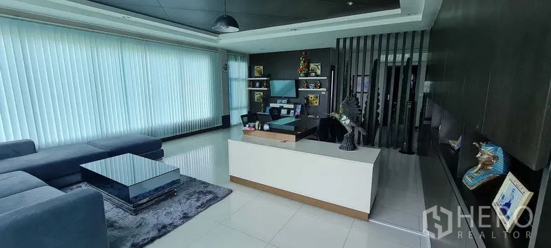 货栈 出租或出售在Bang Phli, Samut Prakan - 现代化卫浴，黑色瓷砖、玻璃淋浴间与红色点缀。