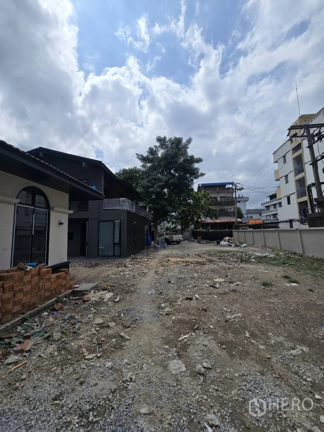 โฮมออฟฟิศ for rent in Phra Khanong, Bangkok - มุมมองภายนอกเห็นลานดิน กำแพง และอาคารโดยรอบ