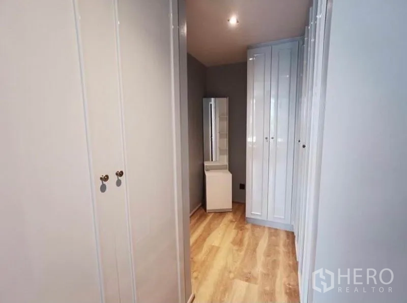 คอนโด ให้เช่าในSathon, Bangkok - โถงวอล์กอินคลอเซ็ต ตู้บิวท์อินหลายใบ และโต๊ะเครื่องแป้ง