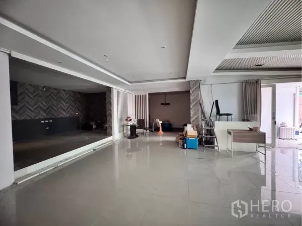 零售空间 出租在Watthana, Bangkok - 宽敞展示区，特色墙面与隔断，适合陈列或就座区。