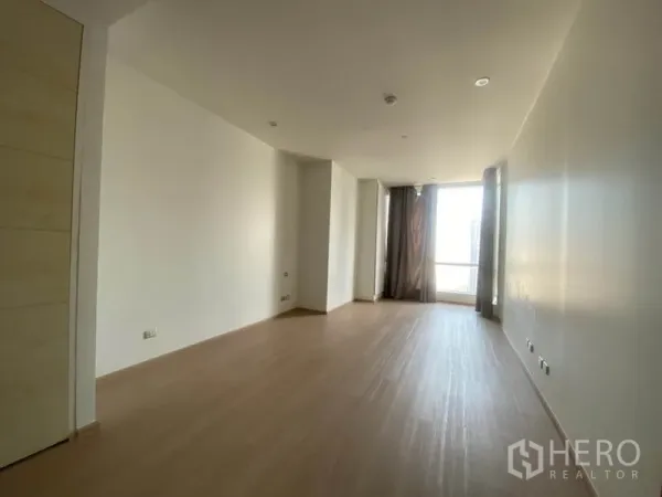 公寓 出租在Sathon, Bangkok - 明亮的多功能房或次卧，浅色木地板，通向阳台。