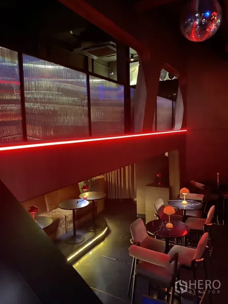 店屋 出租在Watthana, Bangkok - 夹层休息区，圆桌与灯带照明