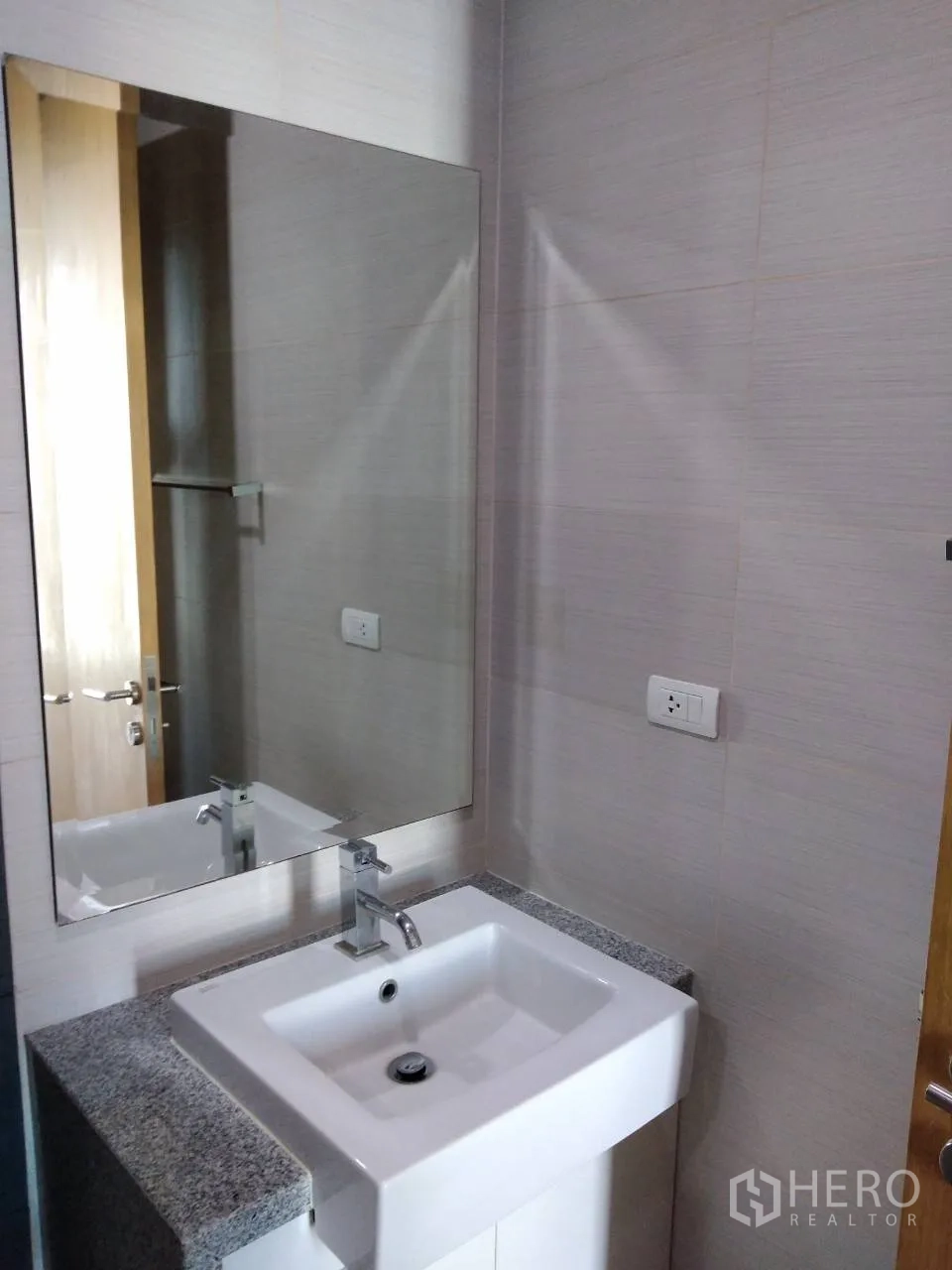 คอนโด ให้เช่าในKhlong Toei, Bangkok - อ่างล้างหน้าและกระจกบานใหญ่ในห้องน้ำอีกห้อง