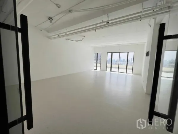 สำนักงาน ให้เช่าในWatthana, Bangkok - สำนักงานแบบเปิดโล่ง ผนังสีขาว หน้าต่างสูงจรดเพดาน มุมมองสกายไลน์กรุงเทพฯ