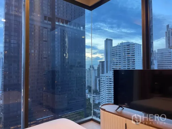 คอนโด ให้เช่าในWatthana, Bangkok - มุมหน้าต่างห้องนอนชมวิวเมืองยามค่ำ พร้อมชั้นวางทีวี