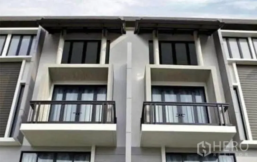 สำนักงานที่บ้าน ให้เช่า - ด้านหน้าอาคารทาวน์โฮมสมัยใหม่ ระเบียงคู่ ราวเหล็ก และช่องแสงขนาดใหญ่