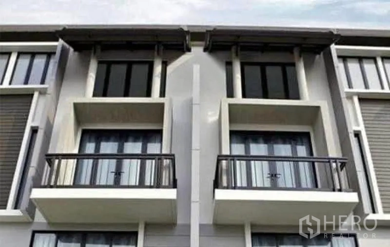 สำนักงานที่บ้าน ให้เช่า - ด้านหน้าอาคารทาวน์โฮมสมัยใหม่ ระเบียงคู่ ราวเหล็ก และช่องแสงขนาดใหญ่