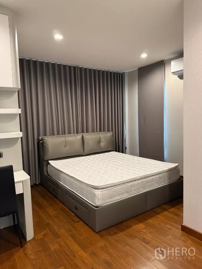 独立式住宅 出租在Bang Phli, Samut Prakan - 第二卧室配大床、遮光窗帘与空调