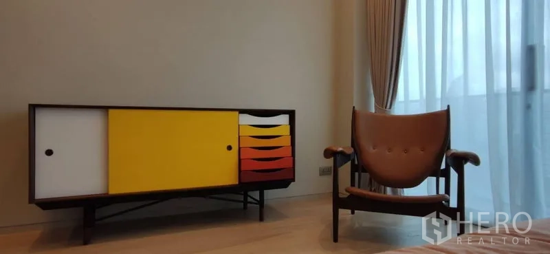 คอนโด ให้เช่าหรือขายในWatthana, Bangkok - ห้องนอนหลัก เตียงใหญ่ โต๊ะข้างเตียง และหน้าต่างติดระเบียง