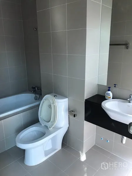 ทาวน์เฮาส์ ให้เช่าในSuan Luang, Bangkok - ห้องน้ำกระเบื้องสีเทา พร้อมอ่างอาบน้ำ โถสุขภัณฑ์ และเคาน์เตอร์อ่างล้างหน้า
