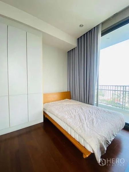 公寓 出售在Watthana, Bangkok - 次卧带衣柜，滑门直达阳台。