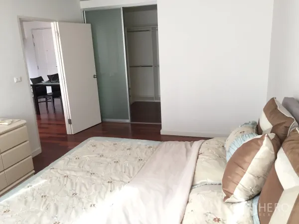 คอนโด ให้เช่าในWatthana, Bangkok - ห้องนอนอบอุ่น เตียงบุนวม ตู้เสื้อผ้าบานเลื่อน และพื้นไม้ขัดเงา