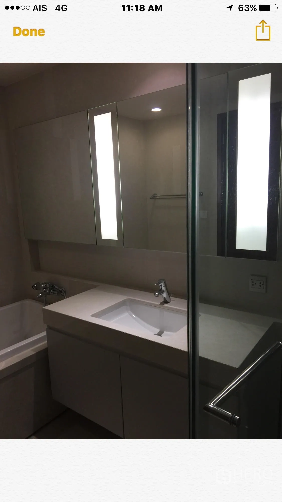 คอนโด ให้เช่าหรือขายในWatthana, Bangkok - ห้องน้ำสมัยใหม่ พร้อมเคาน์เตอร์อ่างล้างหน้า กระจกไฟในตัว และอ่างอาบน้ำกั้นกระจก